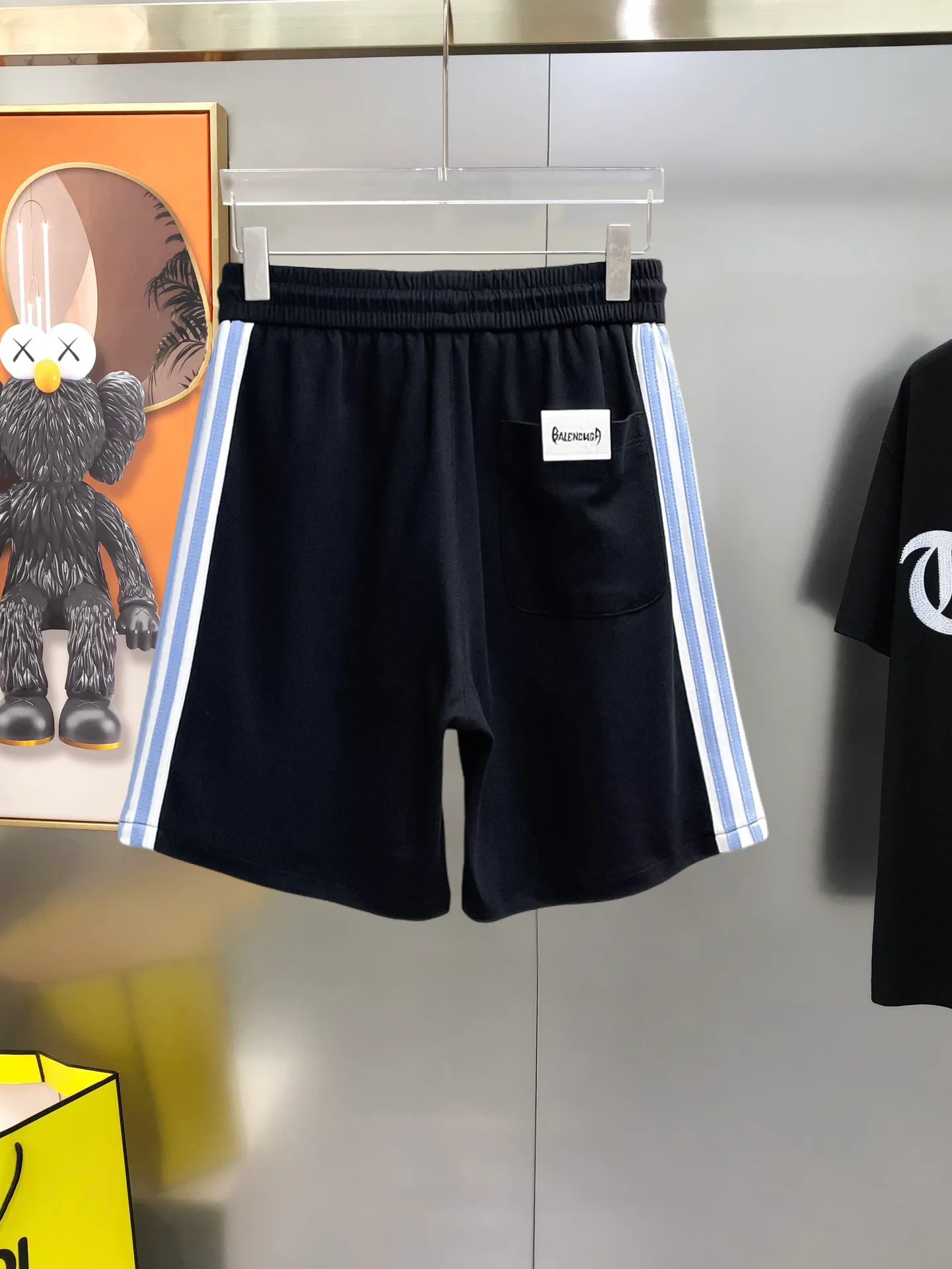 Balenciaga's three-standard complete 2026 summer New Arrival men's casual shorts, advanced custom-made Breathable fabric, Breathable fabric, extremely stretchy and comfortable, impeccable details, top-grade accessories, original logo design concept, delicate and soft feel! The upper body fit is awesome! Size: M-XXXL Please state your height and weight when ordering